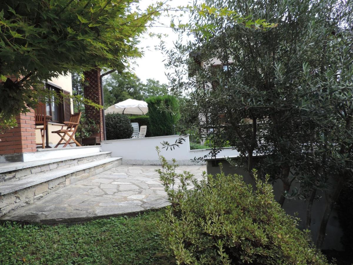 Casa Vacanza Il Glicine Casale Corte Cerro Екстер'єр фото