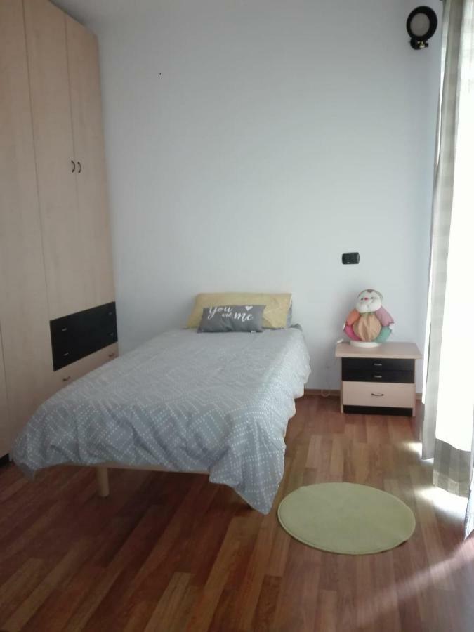 Casa Vacanza Il Glicine Casale Corte Cerro Екстер'єр фото