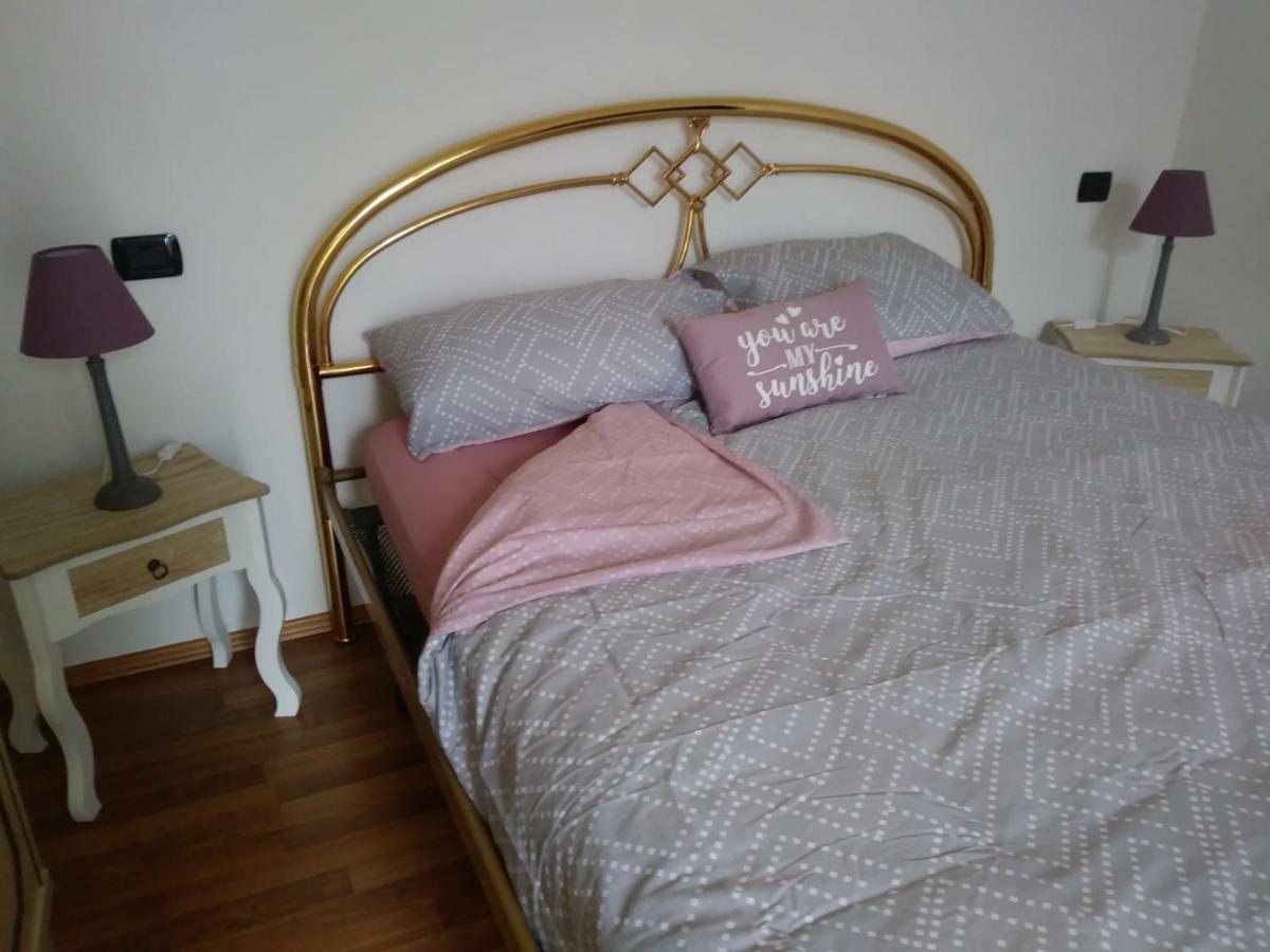 Casa Vacanza Il Glicine Casale Corte Cerro Екстер'єр фото