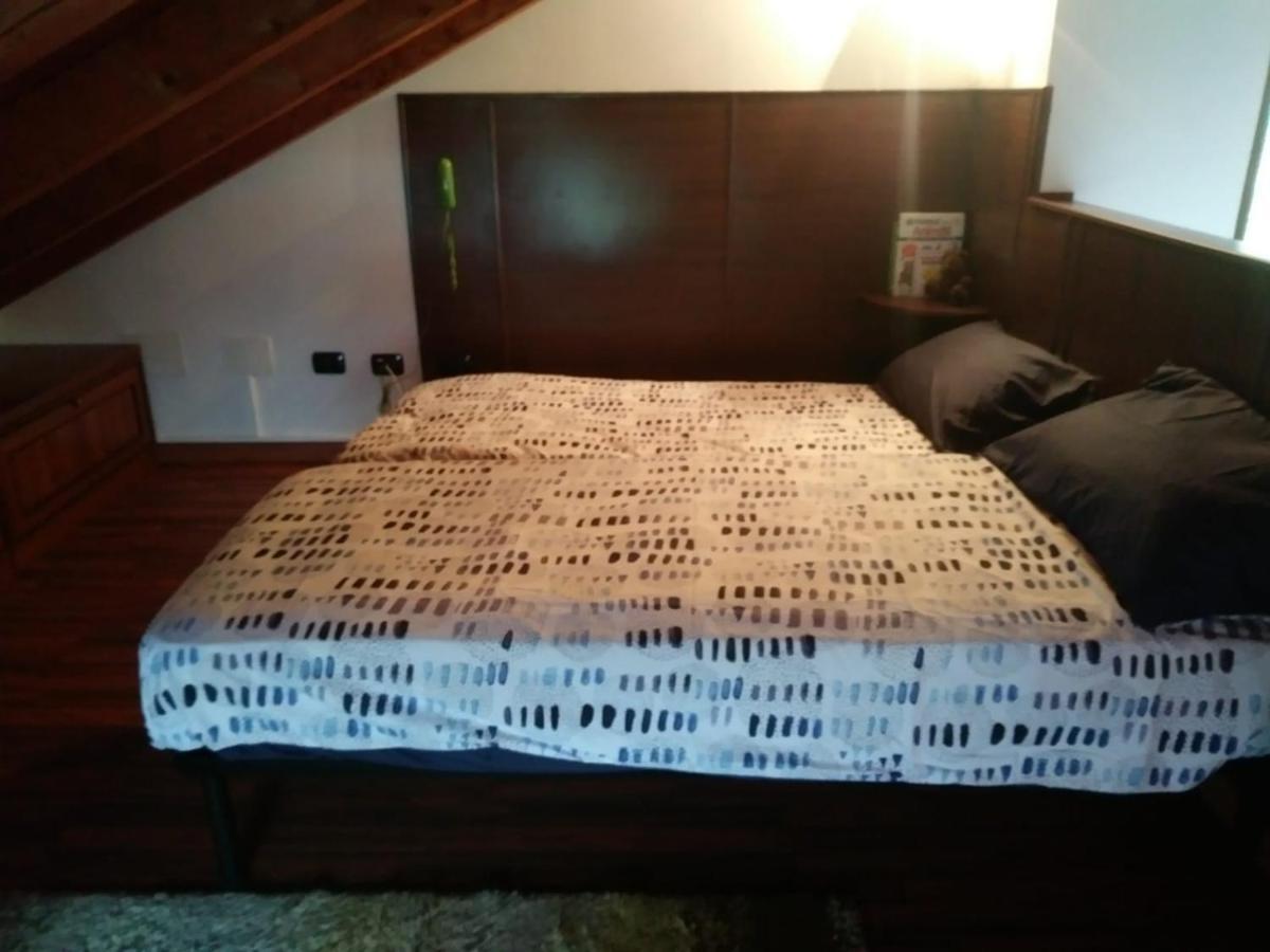 Casa Vacanza Il Glicine Casale Corte Cerro Екстер'єр фото
