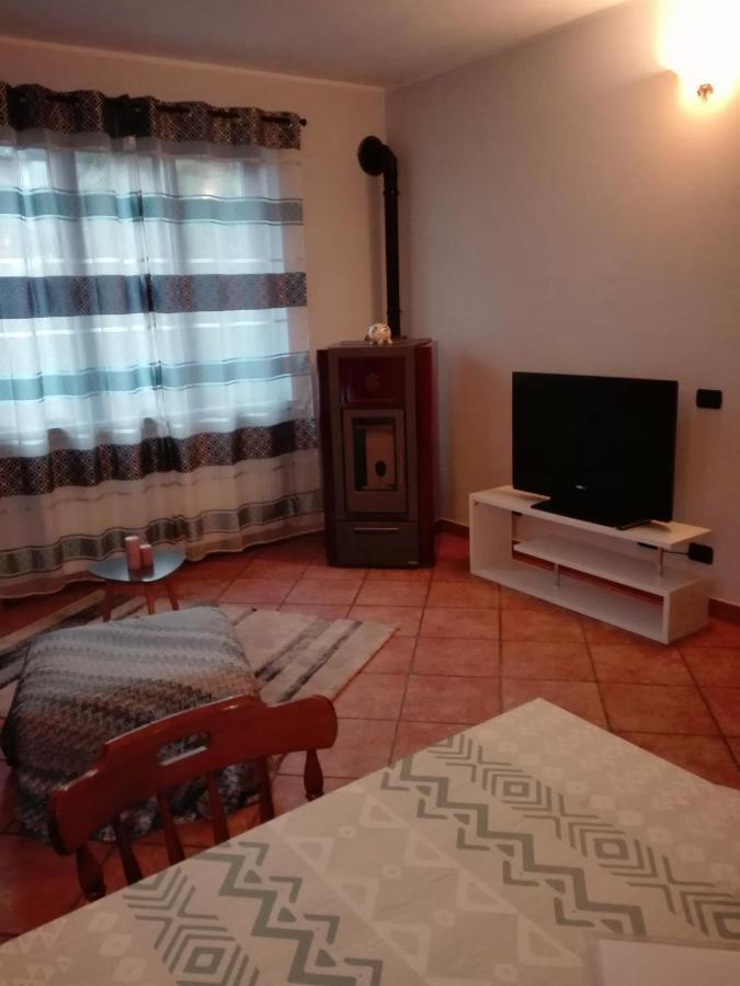 Casa Vacanza Il Glicine Casale Corte Cerro Екстер'єр фото